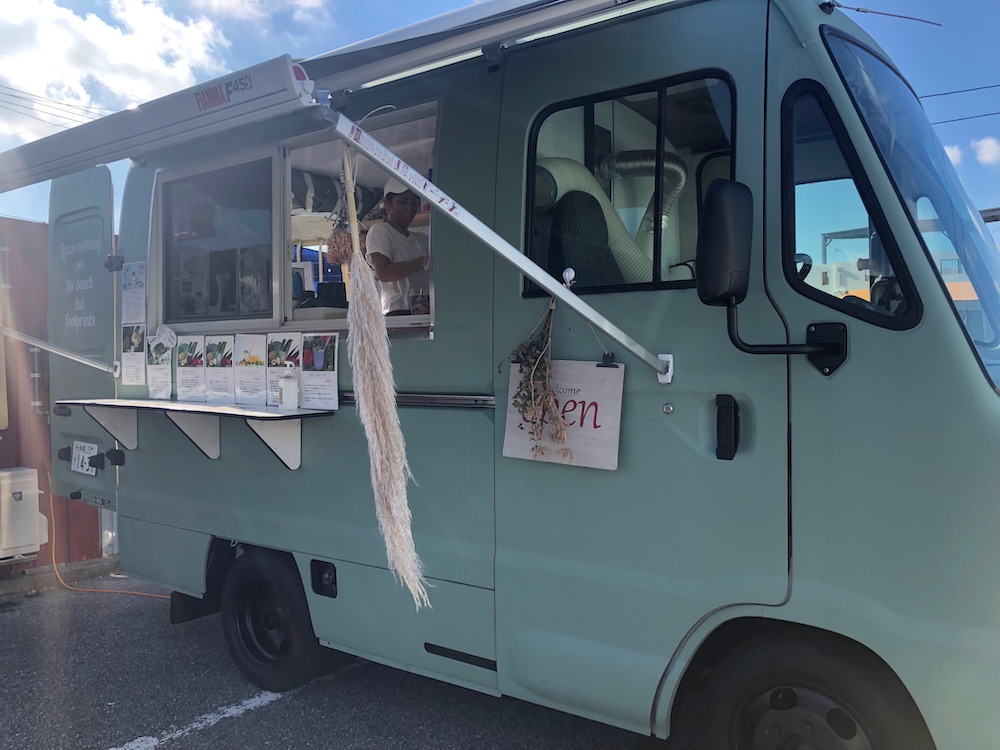 宮古島のおしゃれでナチュラルなキッチンカー「＆ Island Kichen 